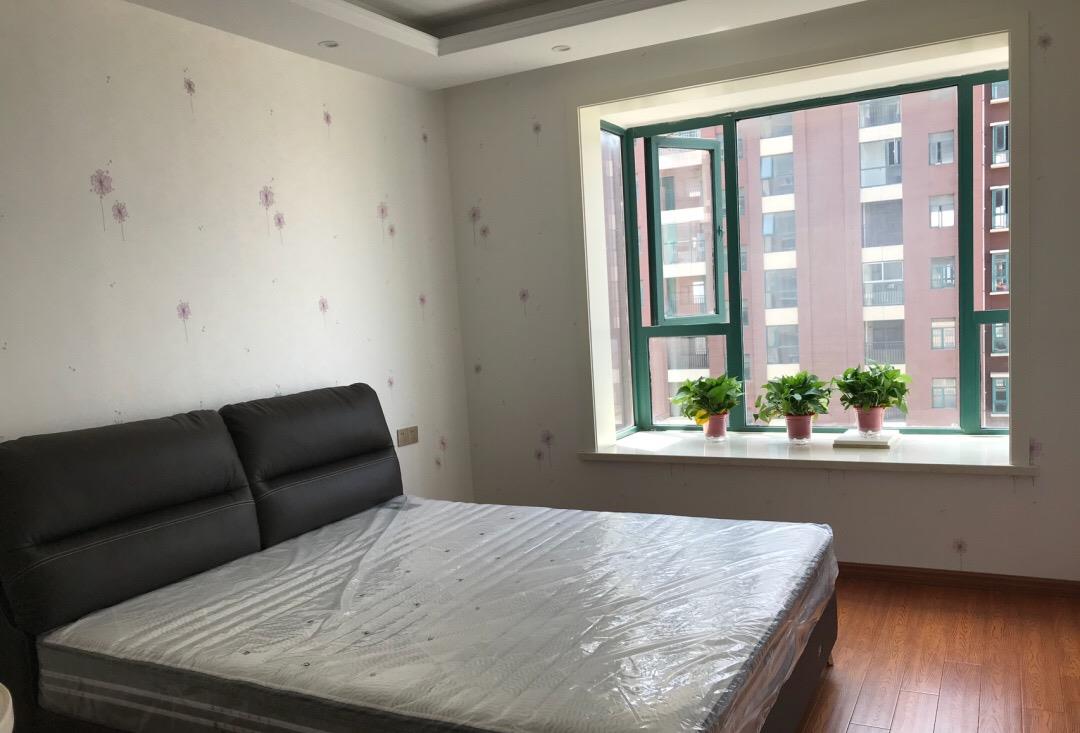 ：带大家看看她两居室新房，入户鞋柜很实用，墙面贴瓷砖是亮点！