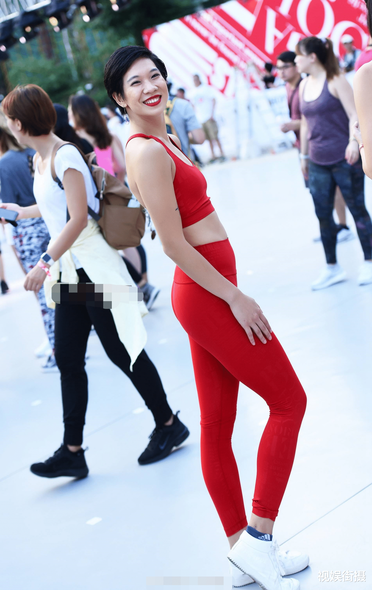 #短发#短发贵妇身穿“红色瑜伽服”，展现不一样的风采。