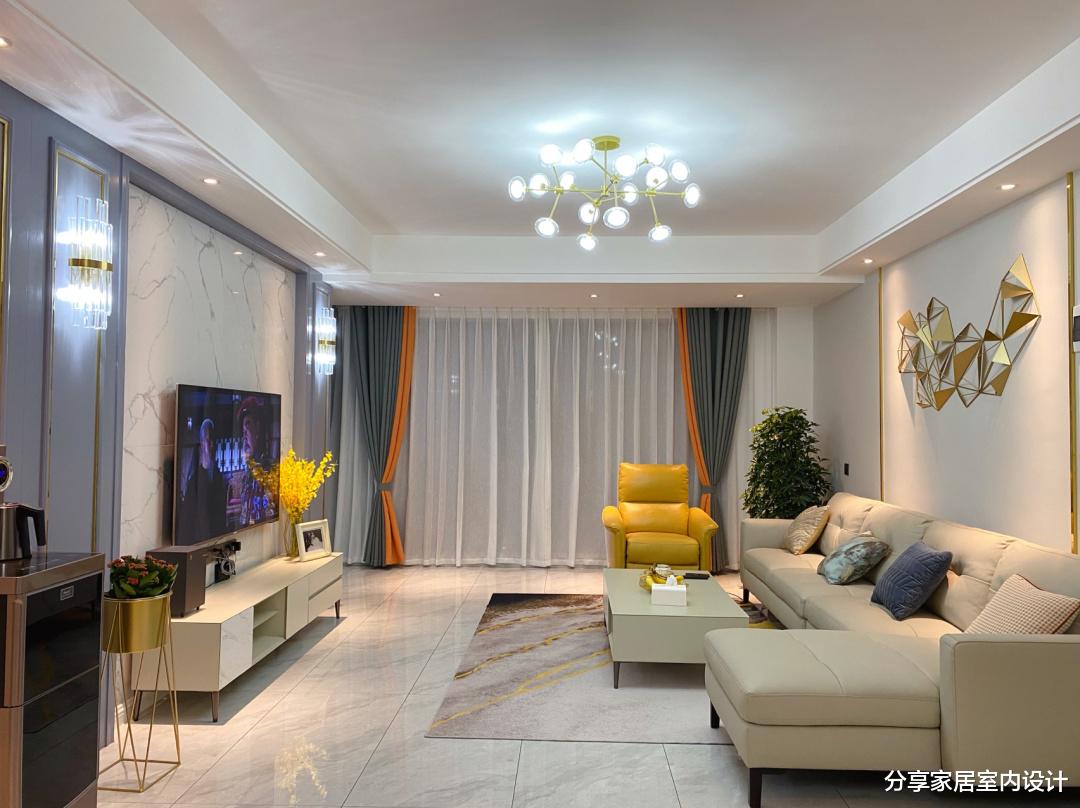 |她家141平新房，效果很漂亮，把次卧改衣帽间和书房，很实用！