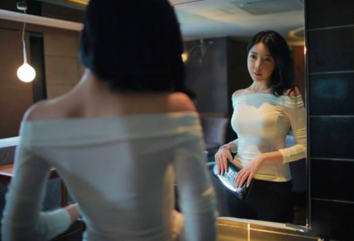 米娜：25岁小鲜肉迎娶42岁韩国网红，看到女方颜值，网友：这波赚大了