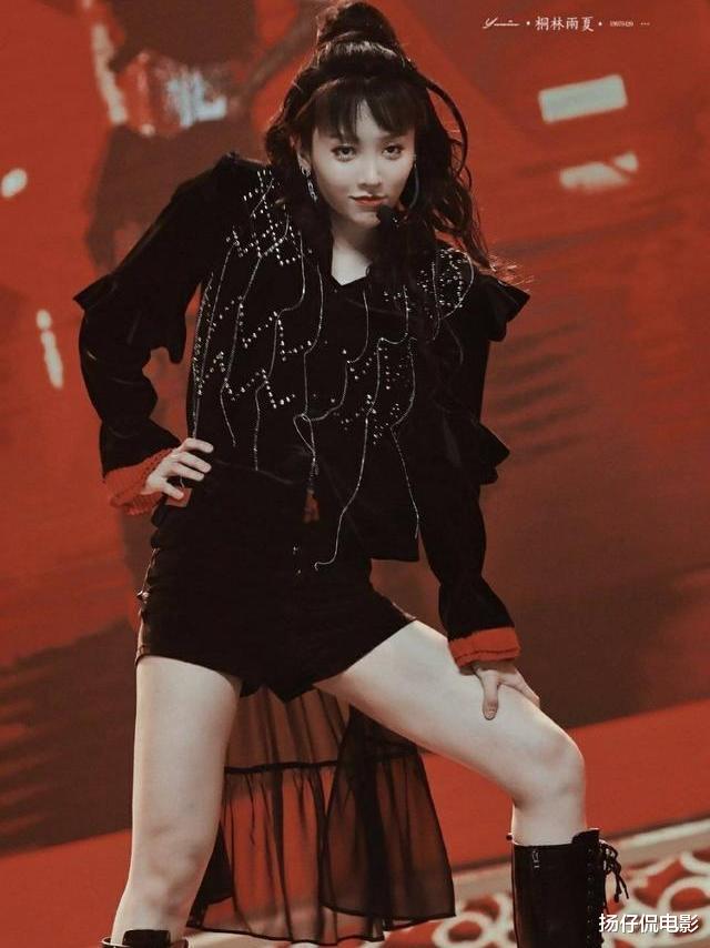 #刘雨昕#青春有你2：在刘雨昕接长发跳舞时，有谁注意到虞书欣这个细节