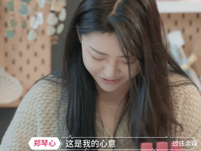 美甲|心动信号：女三为男一做早餐，切菜时谁注意她的美甲？难怪迪迪不愿吃