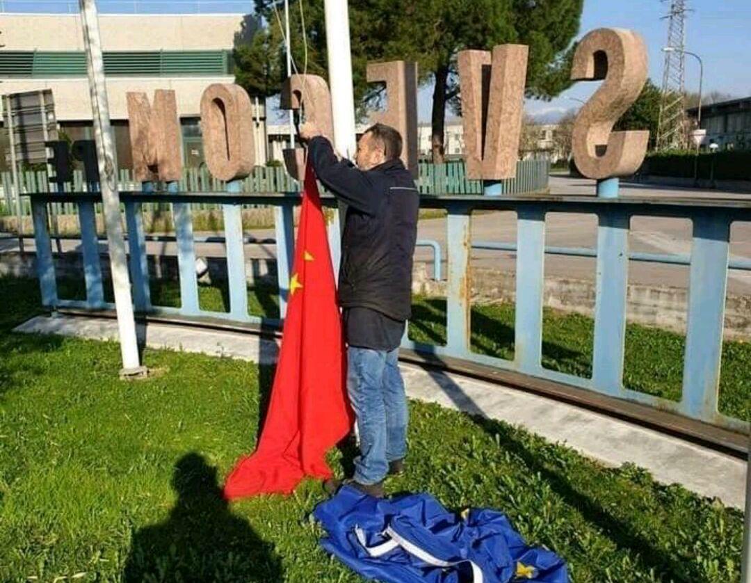 「意大利队」意大利人降下欧盟旗升起了五星红旗！曾在赛场上拒绝悬挂中国国旗