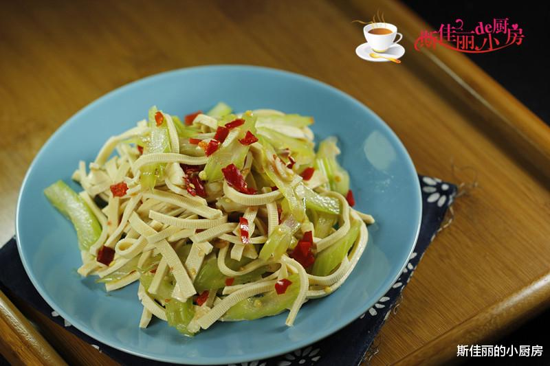 「芹菜」它是天然清肠高手，坚持每天晚餐吃一盘，刮油甩赘肉，一周瘦4斤