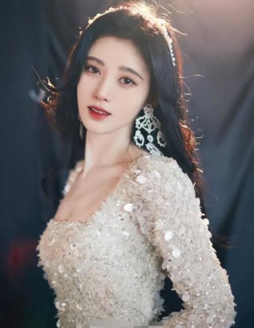 鞠婧祎|鞠婧祎身高又“翻车”了！长裙下摆被撩起的一刻，脚背都要立起来