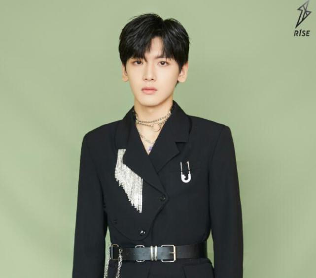 r1se|《快本》主持人迎来决赛，R1SE入围两员大将，大合影站位暗藏玄机？