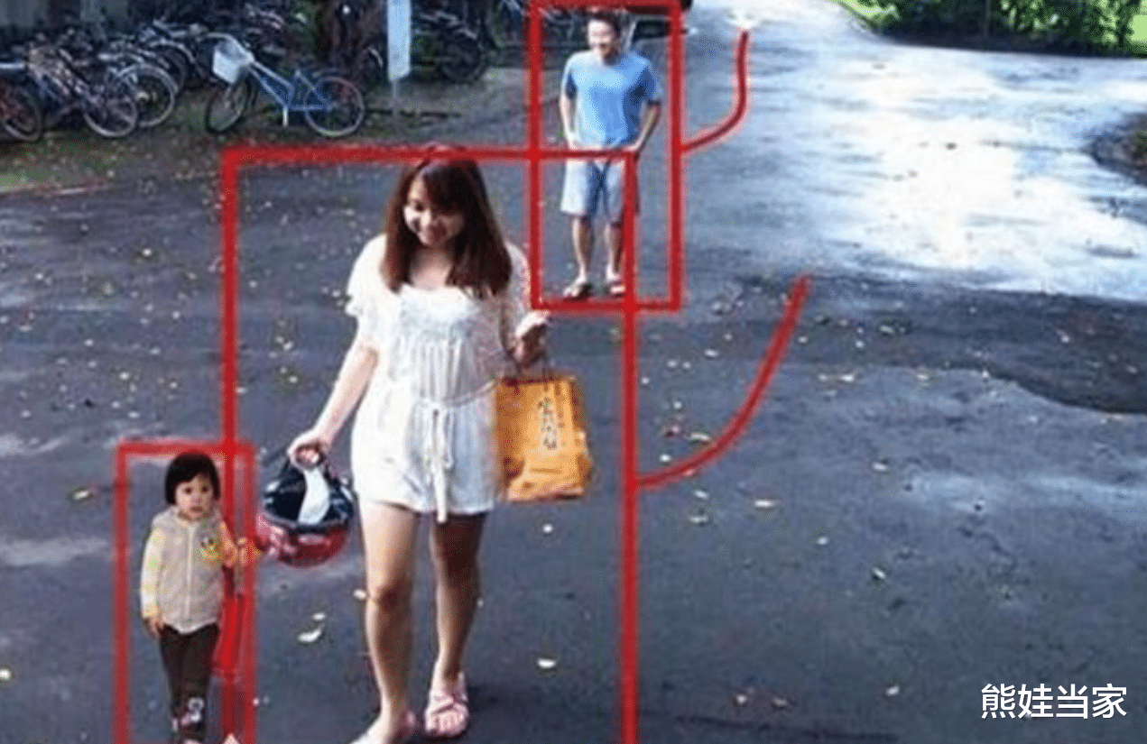 熊娃当家|被拐3年的儿子在街上认出亲妈，妈妈却拒绝相认，民警：太机智