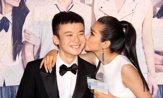 『华谊兄弟』1997年，王朔被封杀，冯小刚搭上华谊兄弟，从此走上了人生巅峰