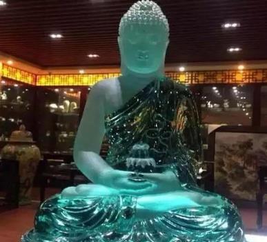 翡翠手镯|价值2亿的翡翠佛像,仅雕刻就花了400万?其实这是骗人的假货