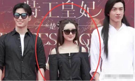 「赵丽颖」4年前楚乔传开机照，赵丽颖发型抢镜，有谁注意到半跪的苗苗？
