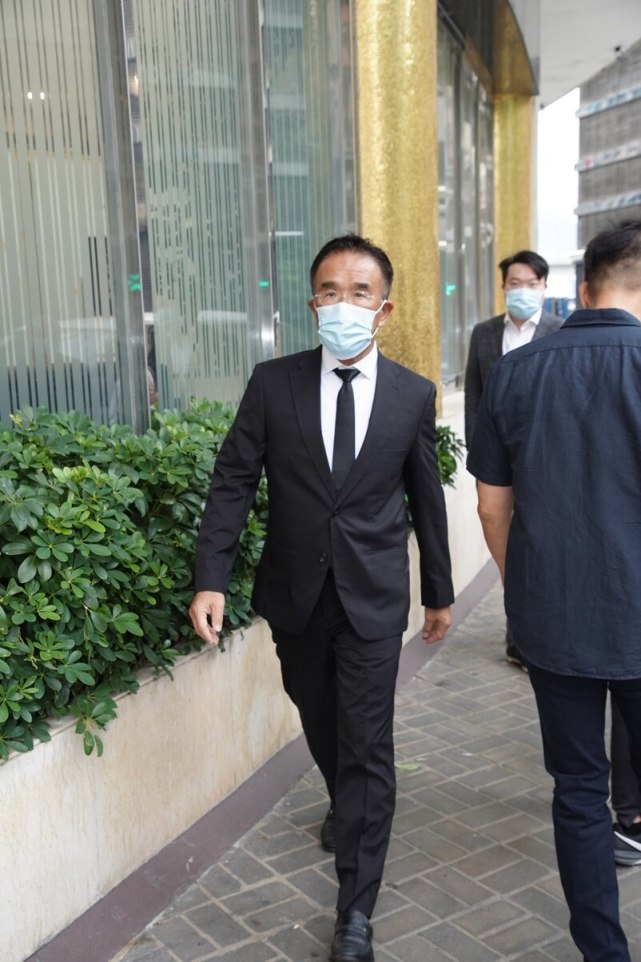 霍启刚|霍老太设灵，朱玲玲与儿子牵手送别前婆婆，霍启刚仨孩子提前离开一脸好奇