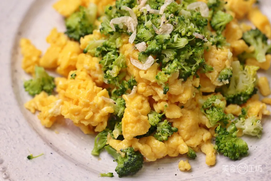 西兰花：西兰花新吃法，10分钟搞定2道减脂菜，越吃越瘦