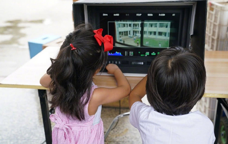 邓超|孙俪带儿女探班邓超，等等吃醋别人演儿子，小花裤子实力抢镜