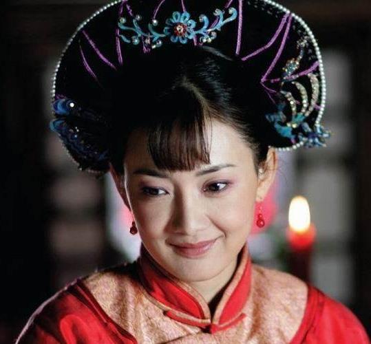 牛莉|牛莉:春晚一件粉红色大衣拍卖3万2引争议?随他去,我还是牛莉