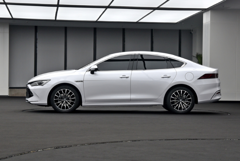 比亚迪秦|比亚迪打出“王炸”，秦PLUS亮相，油耗3.8L！热效率43%全球第一