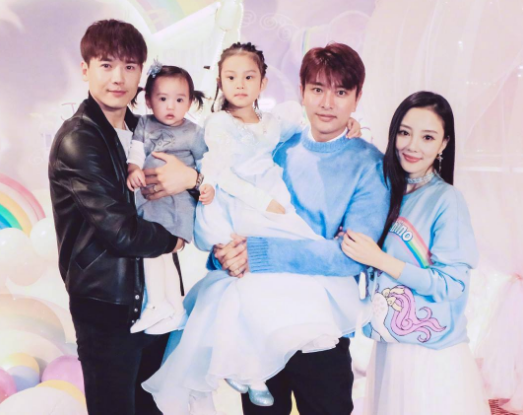 李小璐|偷偷复合了？轮流陪女儿打羽毛球，她俩成教科书式“夫妻”