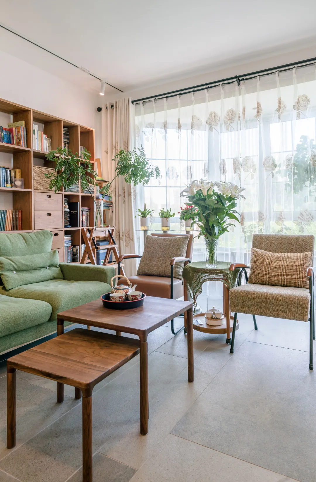 |这个自然温暖的三口之家，有家庭“图书馆、咖啡馆”，适合慢慢的享受生活~