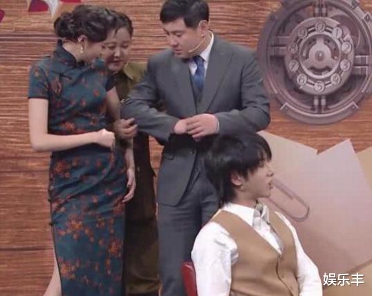 『沈腾』沈腾把胳膊放关晓彤胯上，有谁注意她的反应？粉丝都很惊讶