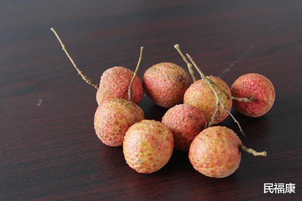 低血糖▲荔枝明明很甜，为啥有人吃了引发低血糖？用荔枝降血糖会怎么样？