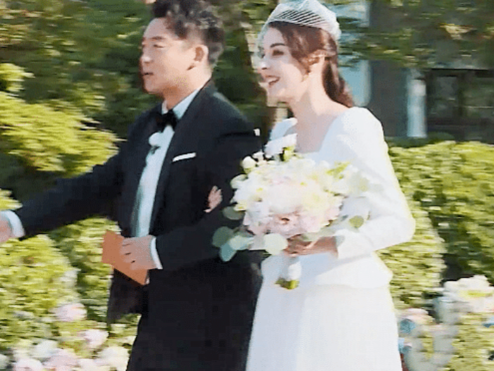 关晓彤■奔跑吧对关晓彤有多宠?其他女嘉宾都是婚纱裙,唯独她特殊