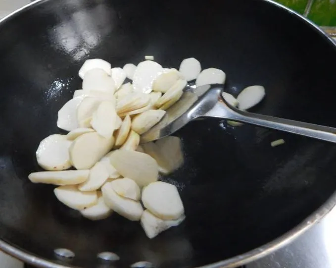 【口臭】女人吃些“碱性食物”，口臭雀斑不来找，血管不堵，腰围变细了