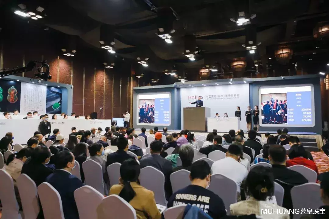 翡翠|这块翡翠无事牌竟拍出5635万!新一轮的翡翠价格且买且珍惜