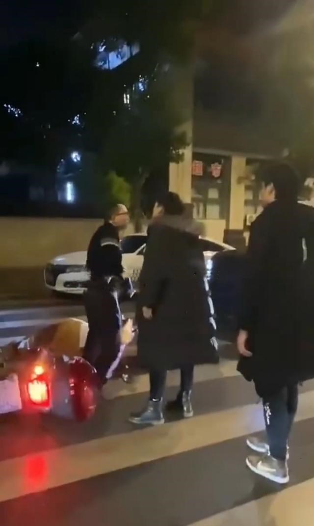 微影说红楼 安徽亳州一新娘婚礼后被新郎忘在酒店，洞房花烛夜跟狗睡的