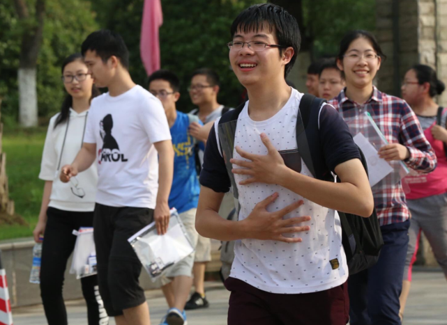 「」高考究竟该不该允许学生复读？家长们的回答亮了