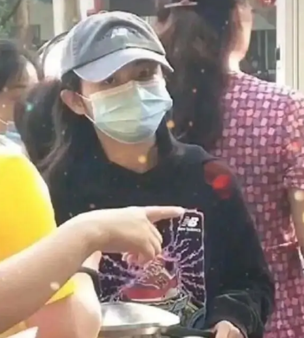 张子枫|张子枫真人长啥样？高考场外被围拍，这身高过分真实了