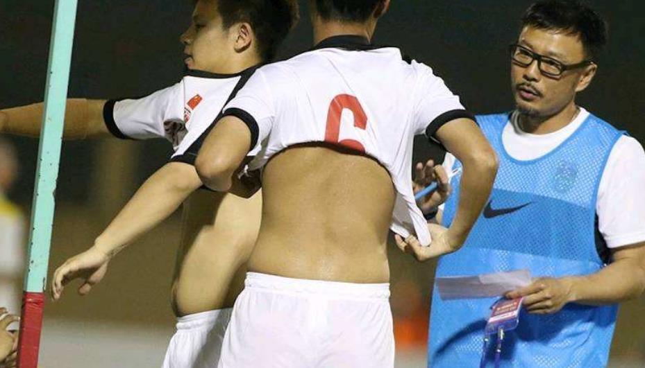 「国足」白斩鸡?不存在!8块腹肌国脚即将到位,就差国际足联点头!