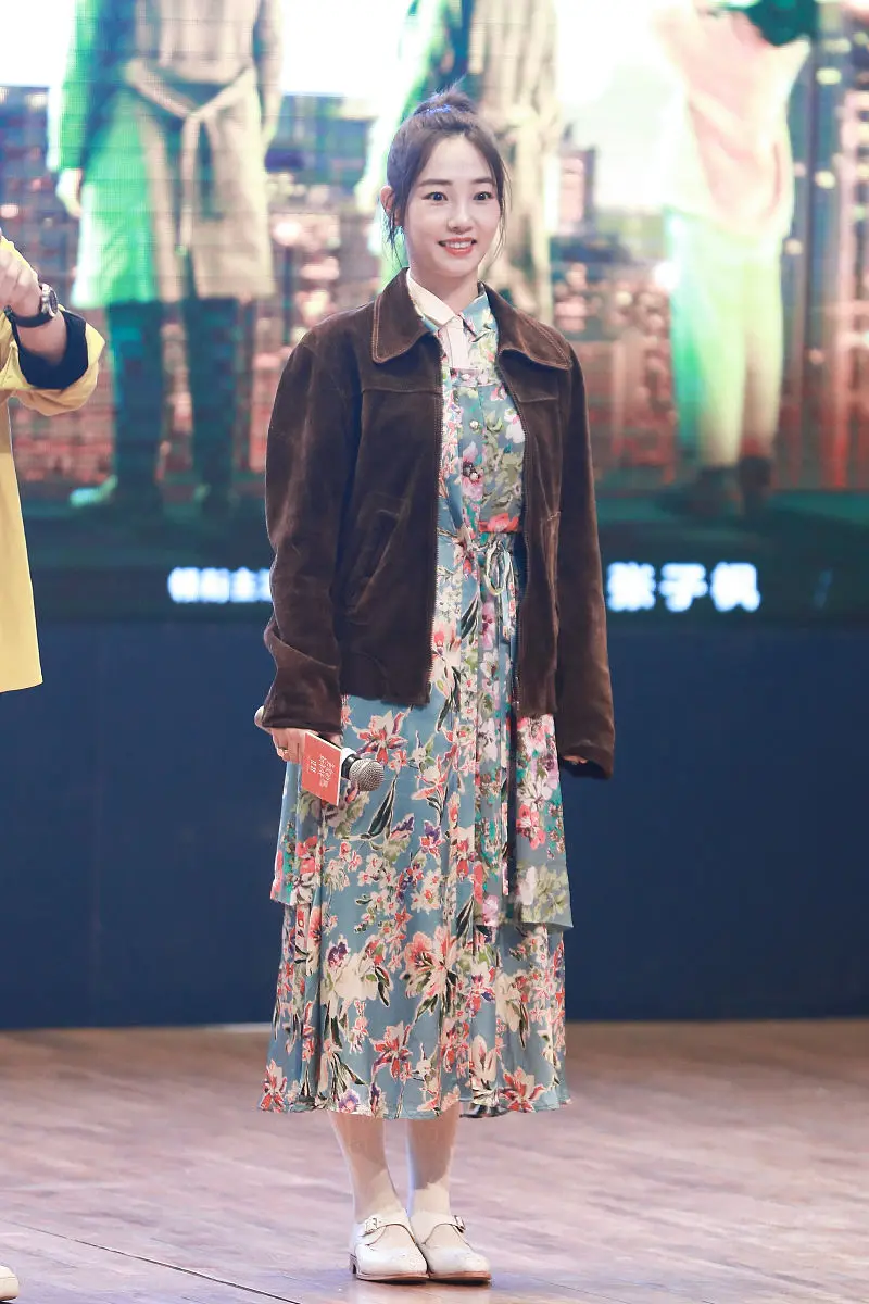 连衣裙|白百何这造型“火”了！咖啡色外套印花裙真好看，少女感扑面而来