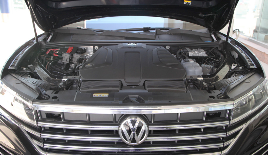 豪车|人生第1辆豪车怎么选?别盯着BBA不放了,有品位就选这三款