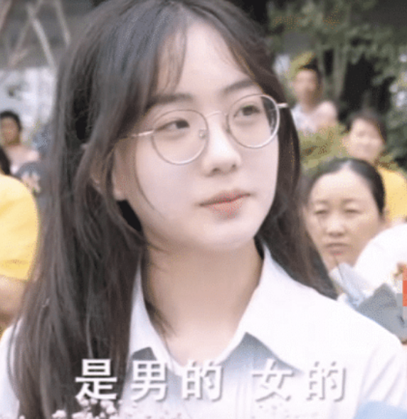 女孩|高考场外的女孩,执花侯友,见到所等的考生:对不起,打扰了