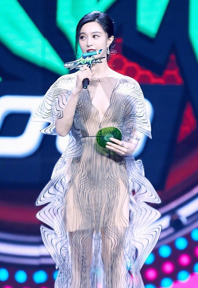 「谢霆锋」复出后的范冰冰挑战“透视装”，姣好的身材也是从来不遮遮掩掩