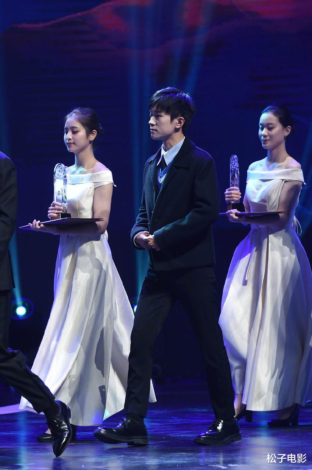 易烊千玺|易烊千玺脸部发福皮肤差，仪态像“中年人”，与黄晓明同框被吊打