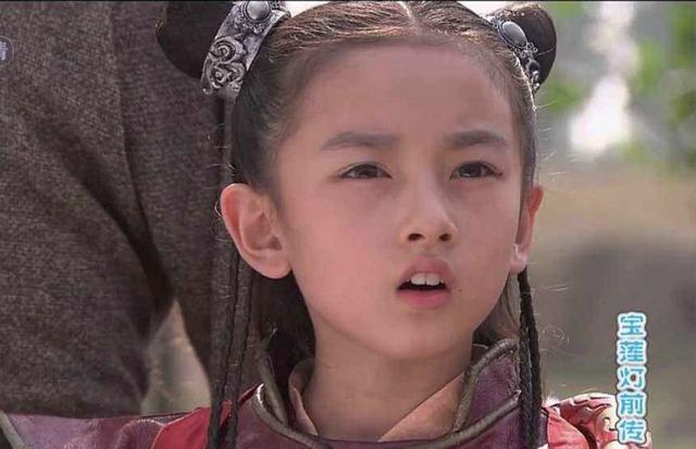「关晓彤」宋祖儿、杨紫、关晓彤、赵今麦都长大了，唯独她，却从未长大过