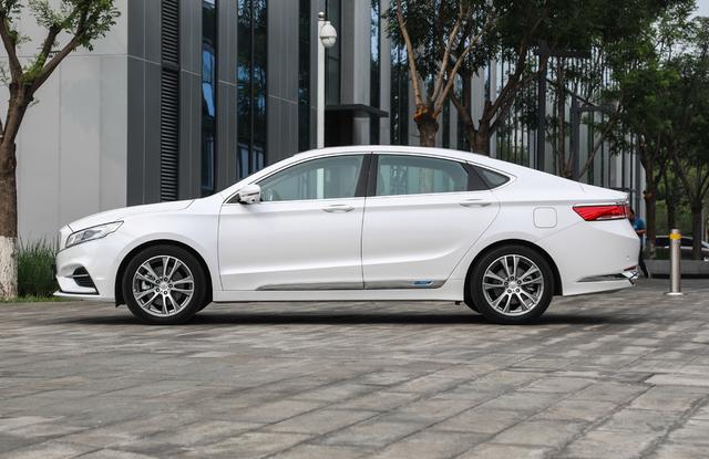 荣威RX5■10.13万入手B级车,车长接近5米比雅阁运动,百公里油耗5.8L