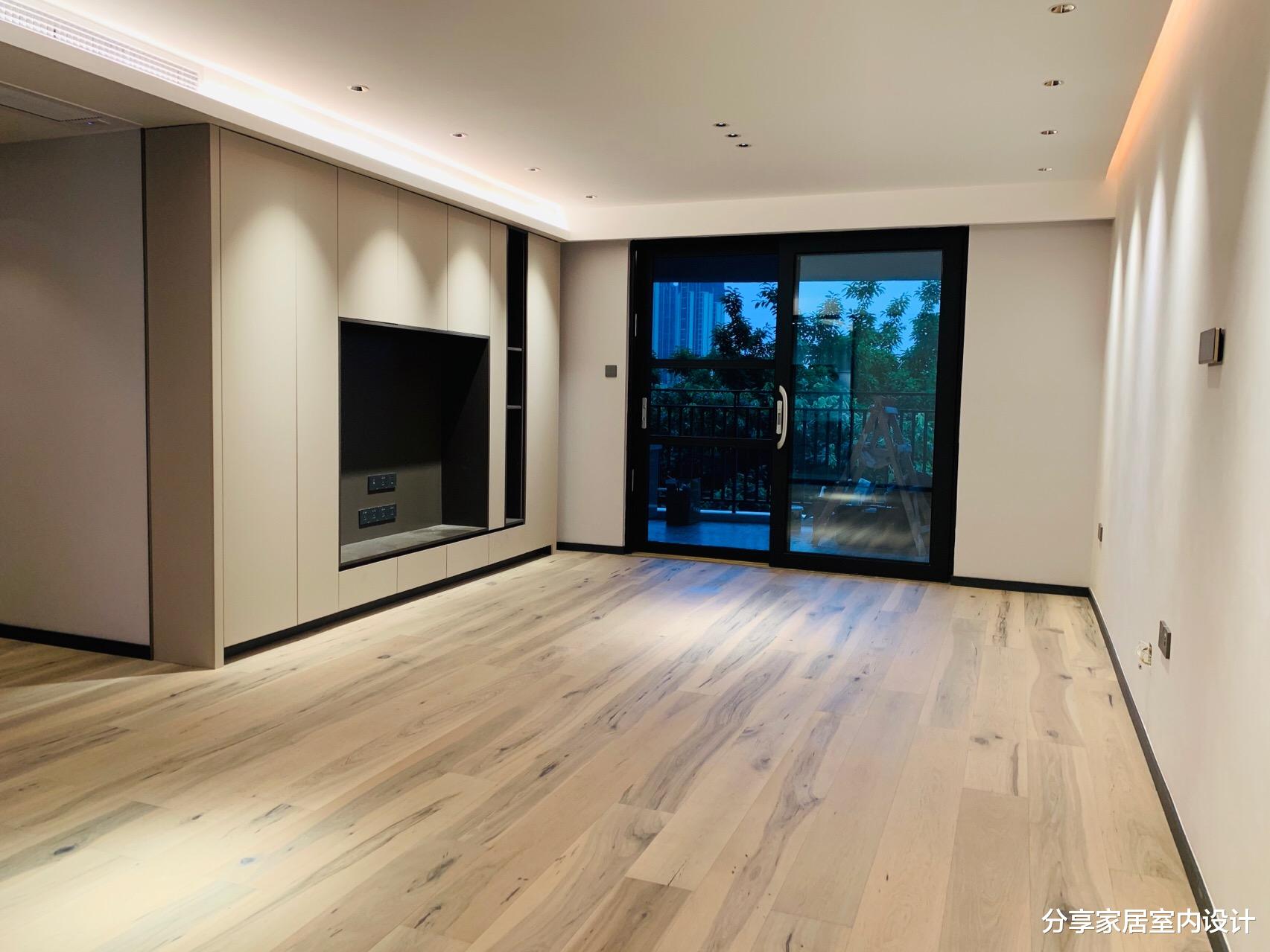 「」硬装结束，花了一天保洁做完真心漂亮，电视墙太实用了，很喜欢！