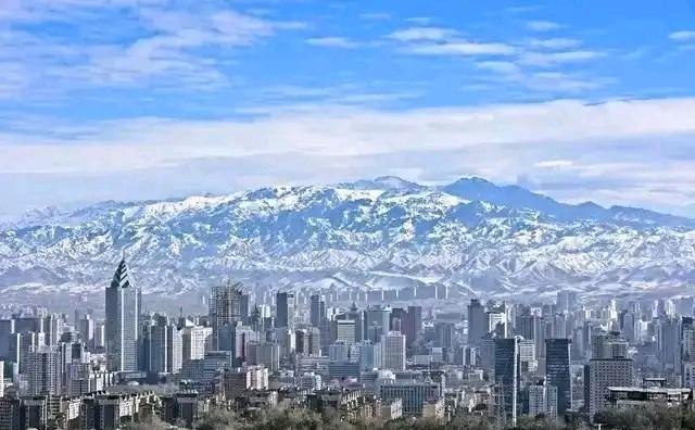 洛杉矶■乌鲁木齐是离雪山最近的城市了吧，神似洛杉矶，但比之更加科幻