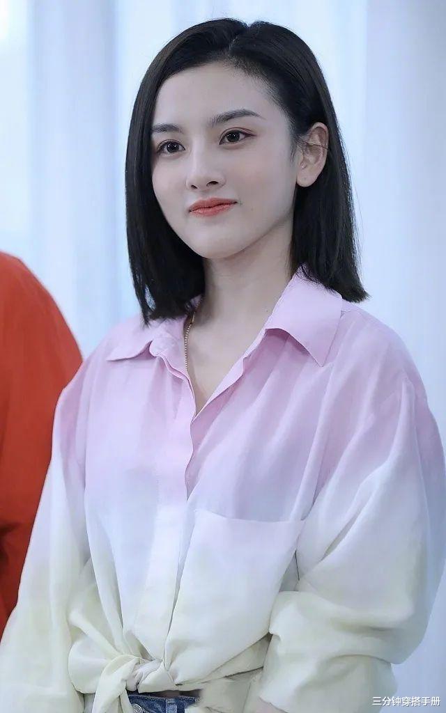 #短发#宋祖儿胖一点反而更好看了,一张圆脸乖巧讨喜,看着就觉得有福气