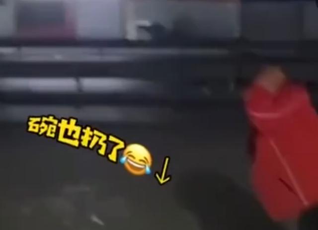 生活报 大爷体验泼水成冰，结果…