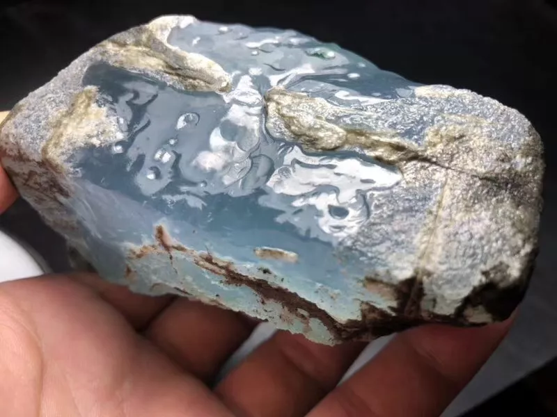 翡翠|男子3万买了块只有500克的翡翠原石,不怕亏吗?