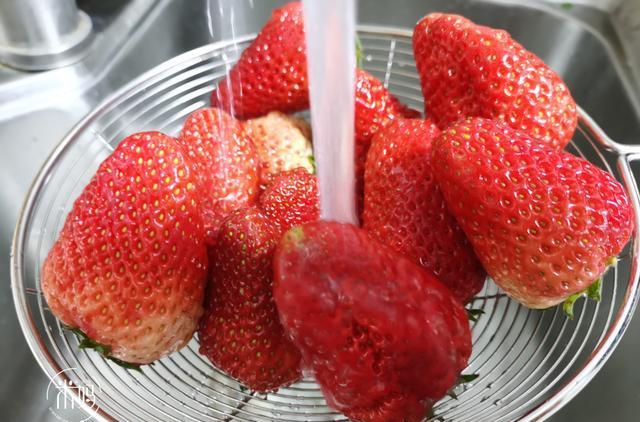 #辽宁省#盐水洗草莓，和没洗一样脏，教你2招，脏东西污垢全跑光，干净