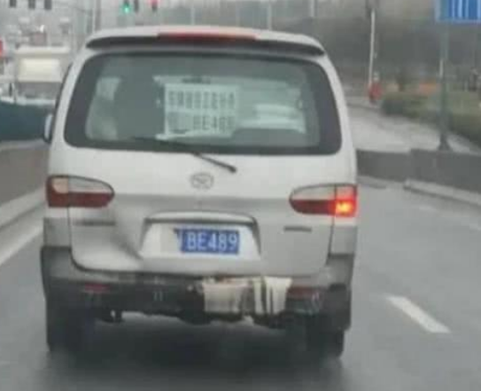 『江淮汽车』这辆江淮火了,后窗贴了张纸,交警看到直接扣12分:贼喊捉贼?