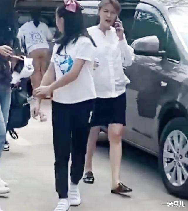 田雨橙|叶一茜田亮一家四口出游，森碟身高堪比妈妈，粉丝：赶紧出道吧！