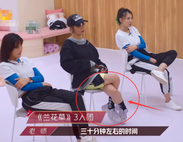宁静|宁静不愿穿《浪姐》团服，偏要穿自己的，坐下那刻，坐姿太辛苦了