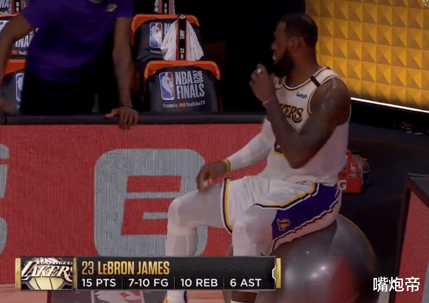 湖人队|欢庆吧湖人！洛杉矶全场点亮紫金灯火，詹皇场边指导，老板在鼓掌