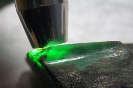 翡翠@货主狠心花4800买块翡翠原石，切开后卖家都“垂涎欲滴”！