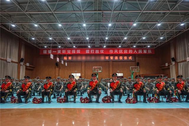 ##罕见！82集团军某旅上尉夫妻一起脱军装，携手退出现役