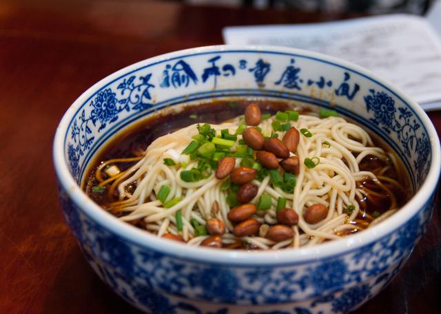 牛奶|最“寒酸”面馆,露天就餐,吃面要先抢位子,一天卖了800多碗!